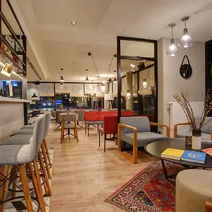 Boutique 125 Airport By Ina Hambourg